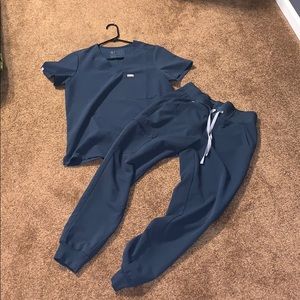 Figs harbor scrubs set